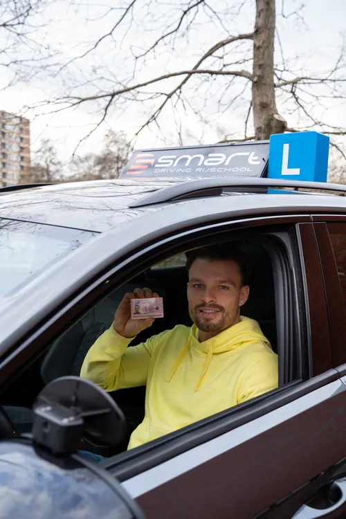 geslaagde-leerling-rijbewijs-gehaald-den-haag
