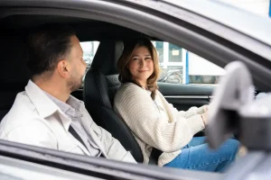 leerling-en-instructeur-in-lesauto
