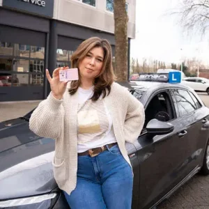 meisje-toont-roze-pasje-rijbewijs-1