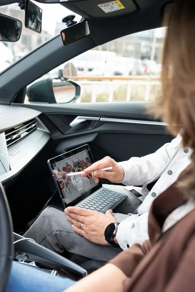 rijles-tablet-instructeur-den-haag.webp