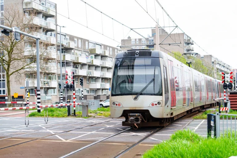 Leer rijden tussen trams tijdens rijles bij een rijschool in Rotterdam